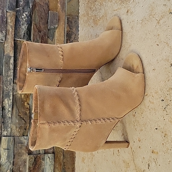 Vince Camuto Sashane Suede Leather Sassy High-Heeled Boots Size 7. Gently worn - Picture 3 of 5
